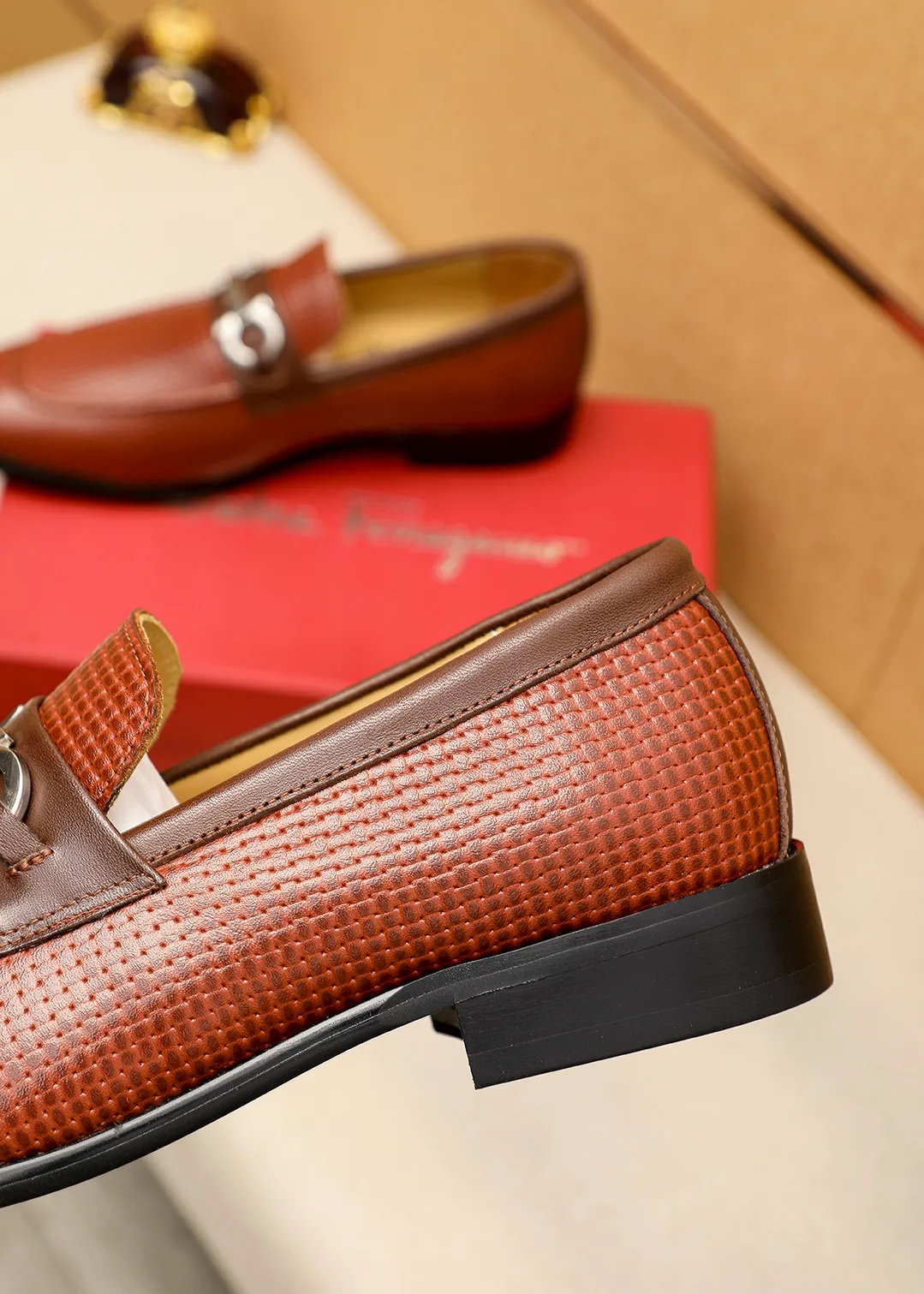 Men's shoes 💰462 💐 Product trademark: Ferragamo "Ferragamo" casual leather shoes Regular size: 38-44 (45.46🉑️customized) Product materials: Selected imported first-layer calfskin embossed upper + luxury hardware buckle, imported water-dyed cow leather lining. Strong three-dimensional visual effect, original outsole color: 2 colors available